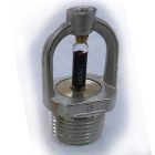 Sprinkler başlığı, yangın algılamada kullanılan cam tüp ve metal yapı ile.
